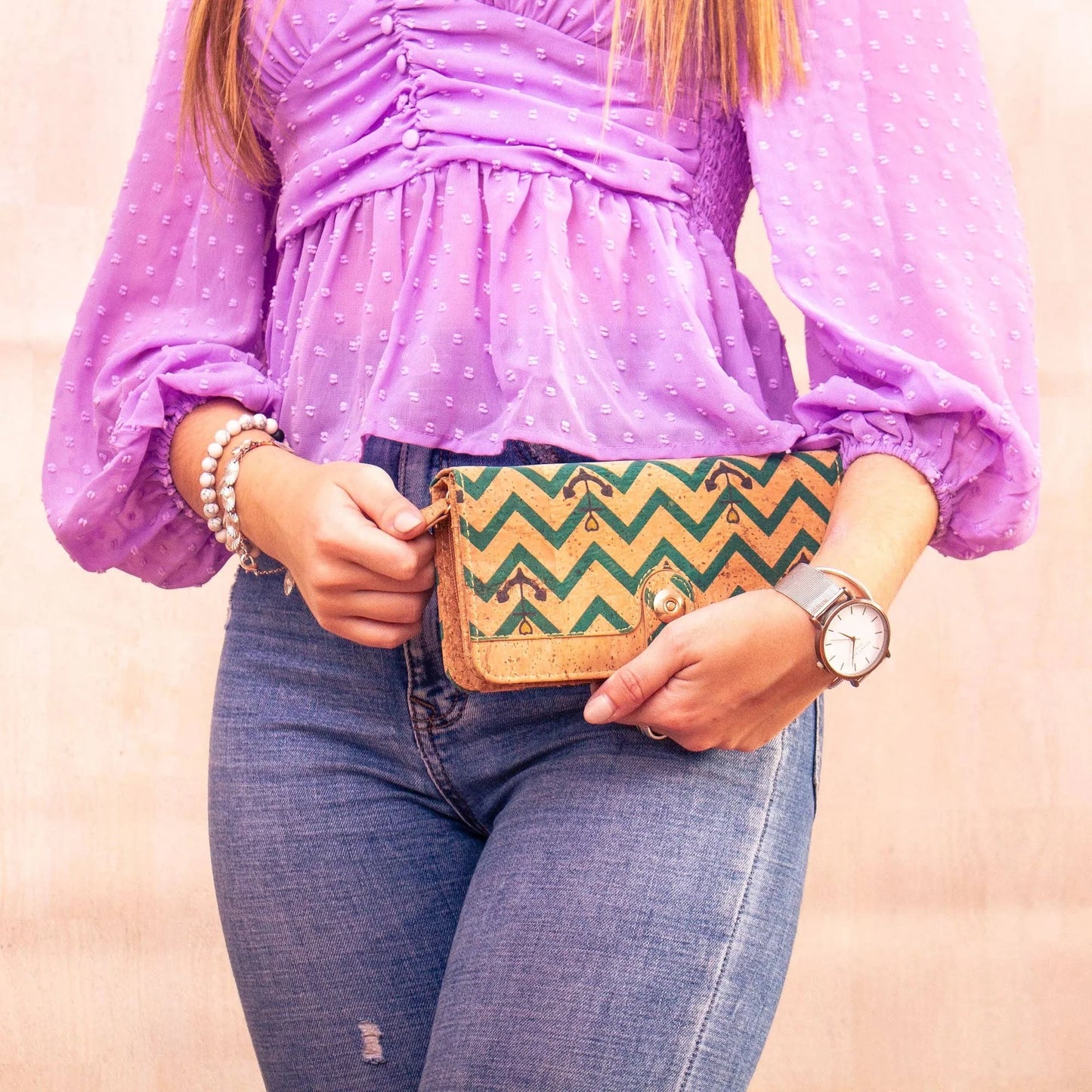 Großes Portemonnaie als Clutch verwendbar.