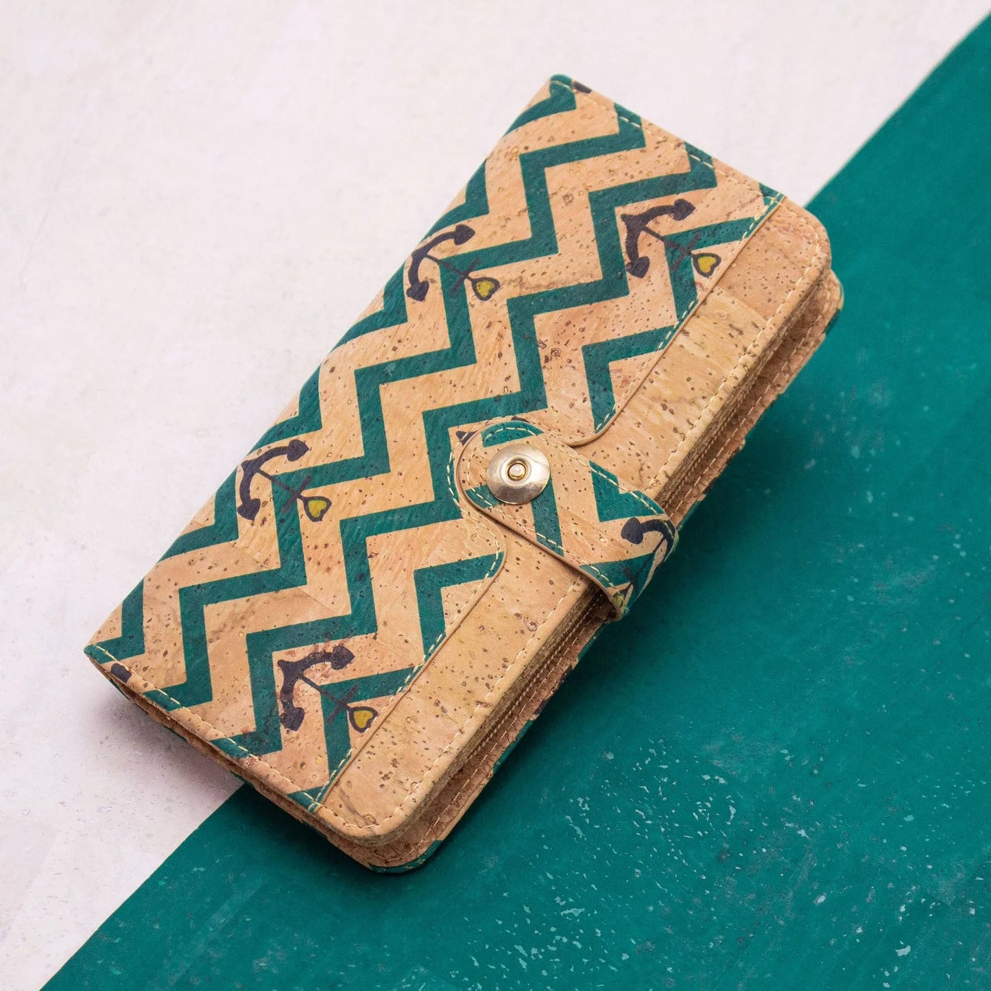 Großes Portemonnaie als Clutch verwendbar.