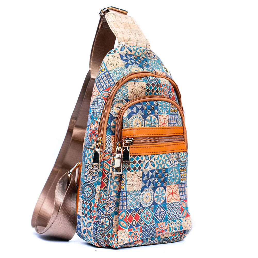 Entdecken Sie die Verschmelzung von Funktionalität und umweltbewusster Mode mit unserem böhmischen Kork-Sling-Rucksack für Damen.