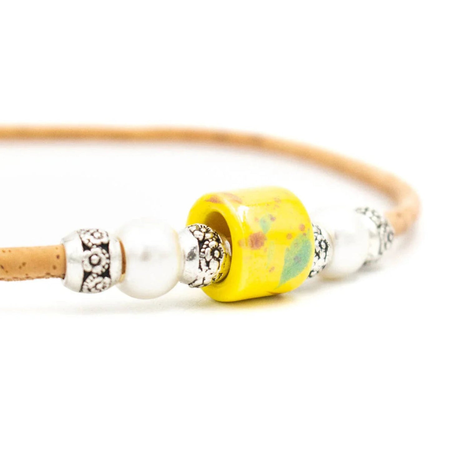 Halskette aus Naturkork und gelben Porzellanperlen