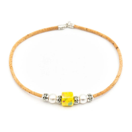 Halskette aus Naturkork und gelben Porzellanperlen