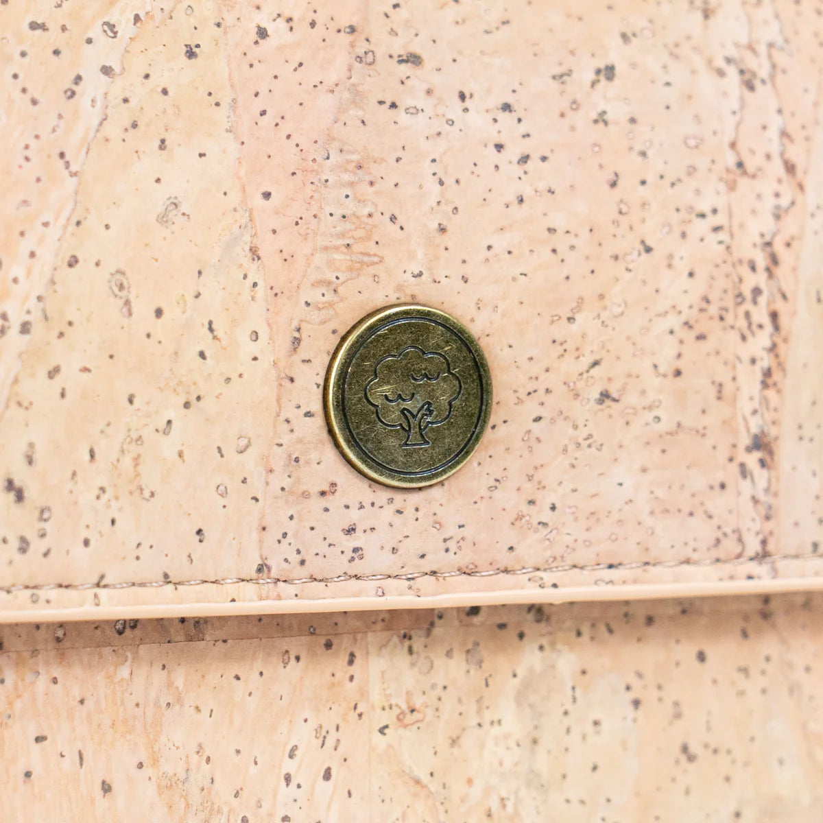 Strukturierte Damen-Umhängetasche aus Naturkork