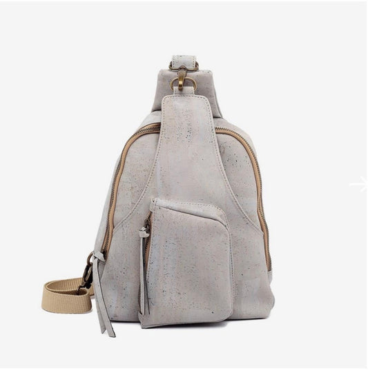 Unsere bedruckte Korkhandtasche mit geräumigem Innenraum ist ein absolutes Muss. Macht es einfach, alles, was Sie brauchen, auf sehr organisierte Weise zu transportieren. Ein Pluspunkt sind die Struktur und die goldenen Verzierungen, die der Tasche einen luxuriösen Look verleihen.