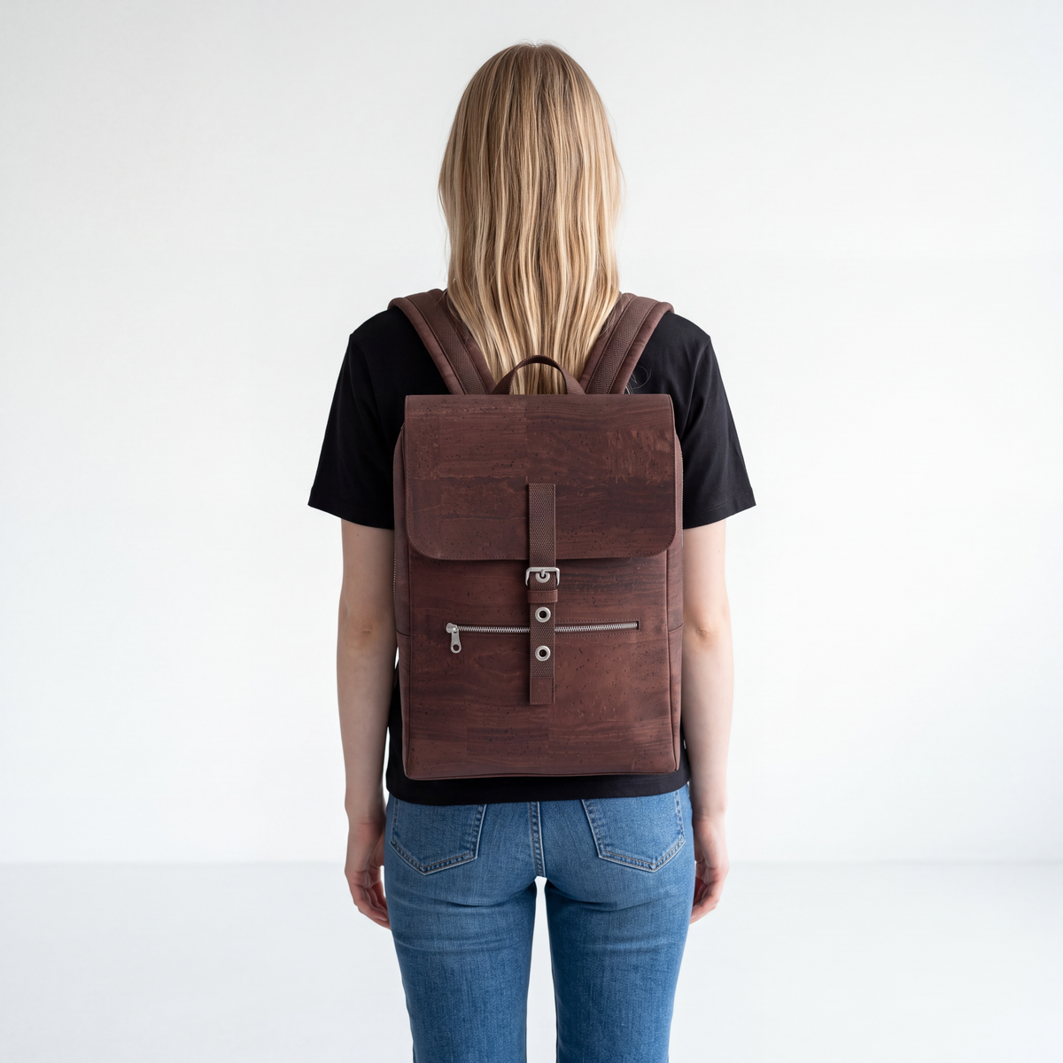 Ein veganer Rucksack aus Kork mit Reißverschluss. Der große Kork-Rucksack ist geräumig und daher bestens für die Freizeit, Shopping oder für das Büro geeignet.