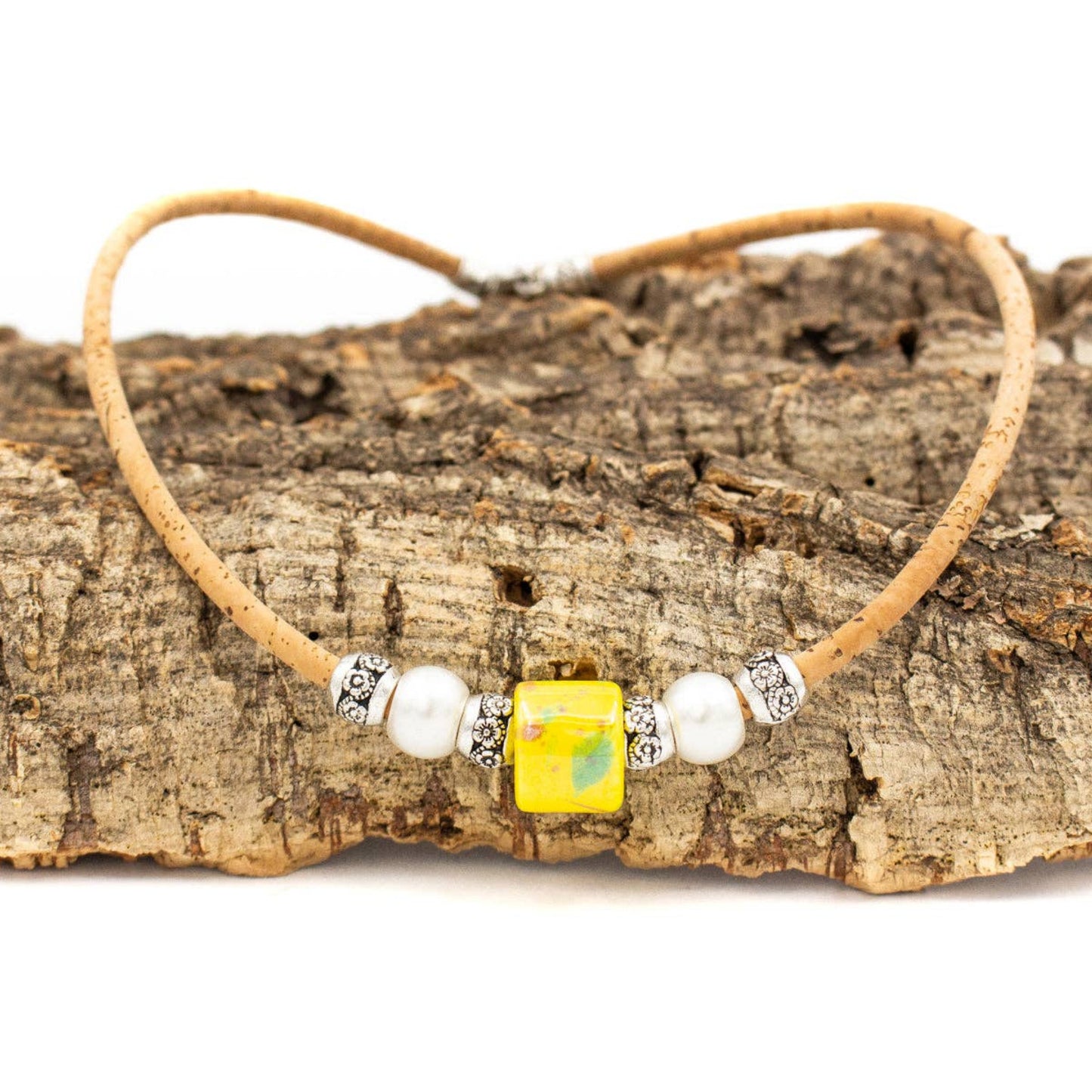 Halskette aus Naturkork und gelben Porzellanperlen