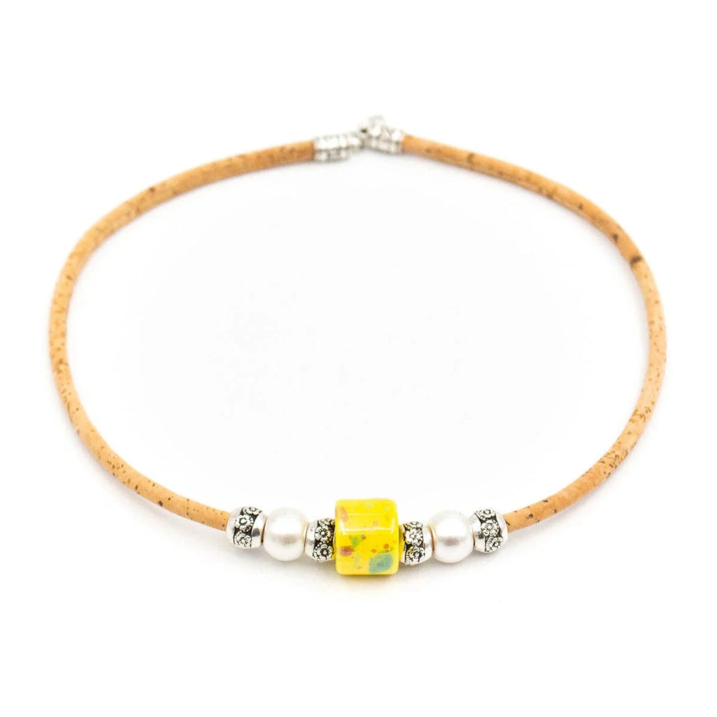 Halskette aus Naturkork und gelben Porzellanperlen