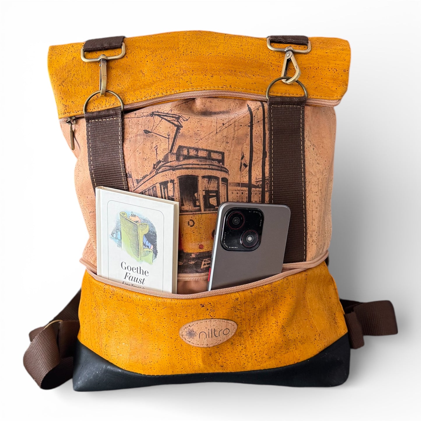 Handgefertigter Rucksack aus Kork in verschiedenen Farben mit einem Bild der alten Straßenbahn von Lissabon