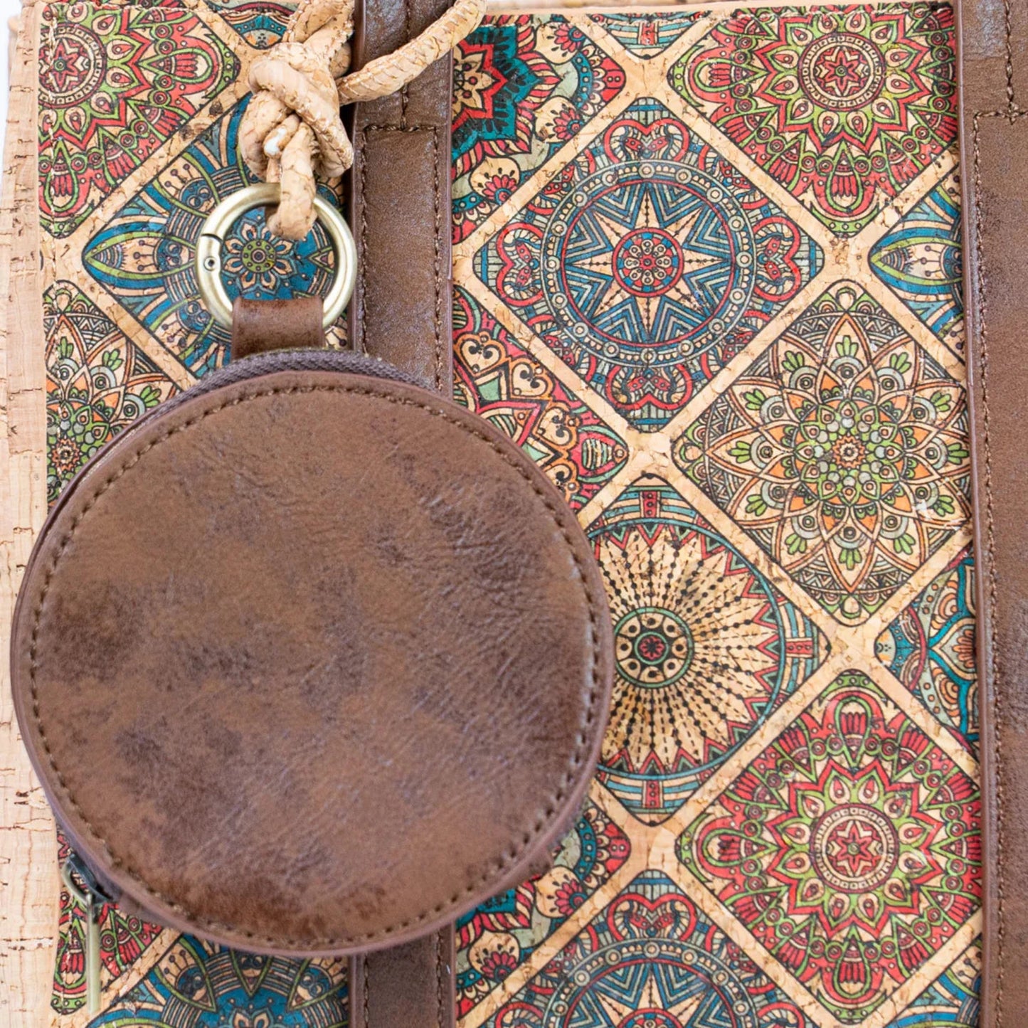 Handtasche aus Kork Die Handtasche aus Kork "Tejo" wurde in Portugal von Hand gefertigt und ist somit ein Unikat.