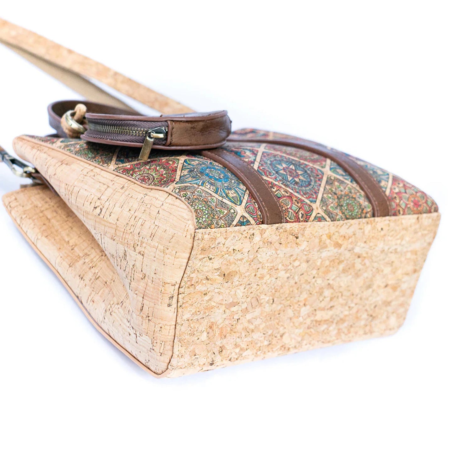 Die Handtasche aus Kork "Tejo" wurde in Portugal von Hand gefertigt und ist somit ein Unikat.