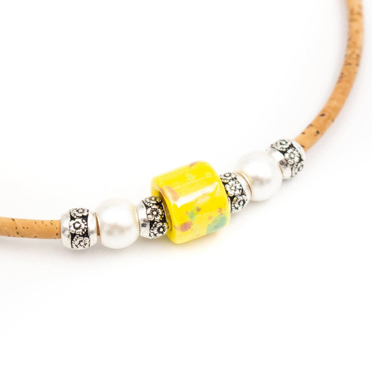 Halskette aus Naturkork und gelben Porzellanperlen