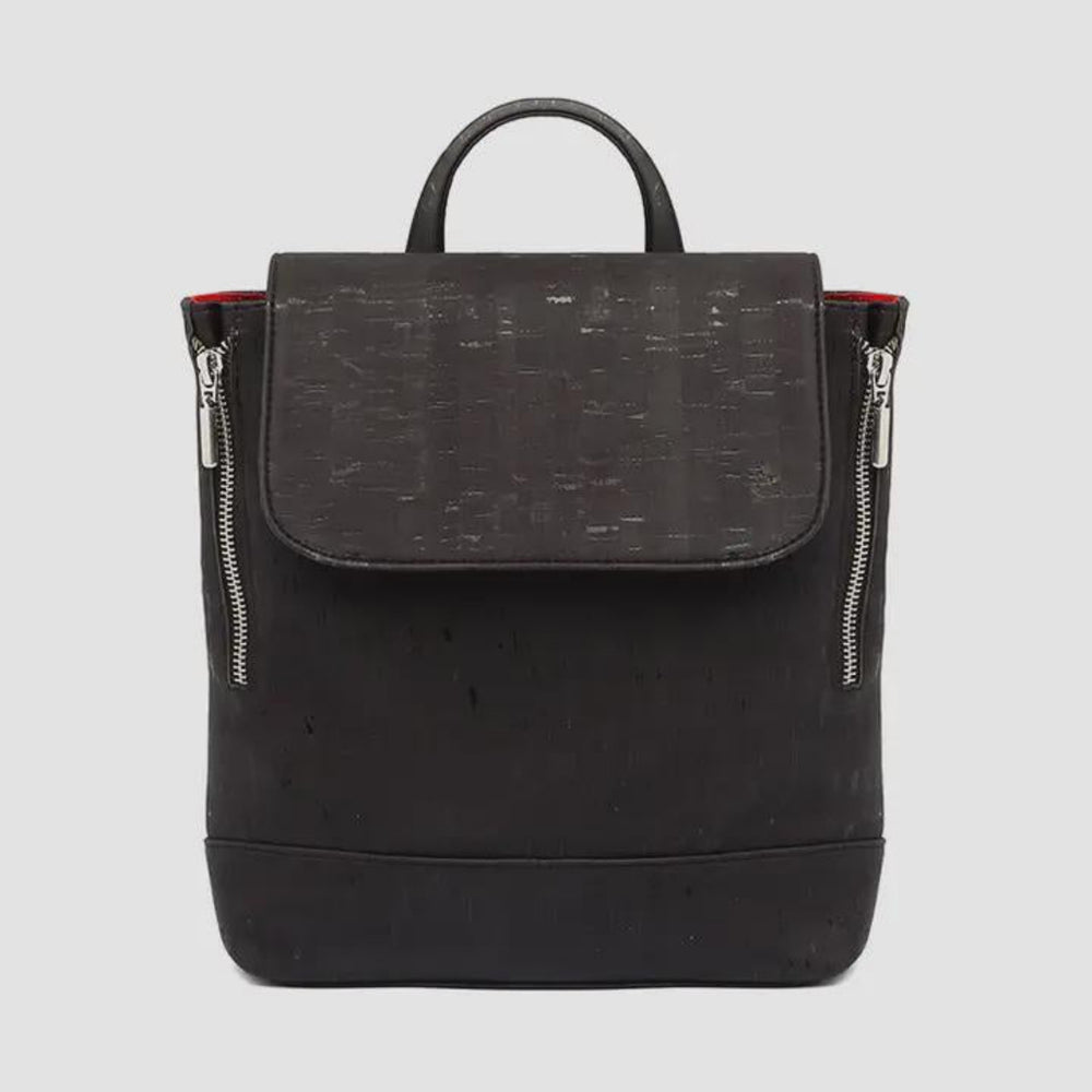 Dieser kompakte und stilvolle Kork-Rucksack eignet sich perfekt für den Transport Ihrer täglichen Utensilien und ist gleichzeitig kompakt genug, um den ganzen Tag über getragen werden zu können. Entscheiden Sie sich für Nachhaltigkeit, ohne Kompromisse beim Stil einzugehen - mit unserem umweltfreundlichen Rucksack aus Kork.