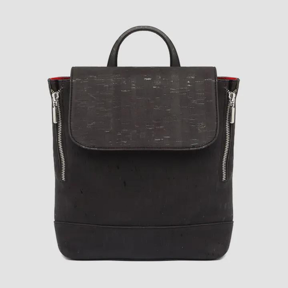 Dieser kompakte und stilvolle Kork-Rucksack eignet sich perfekt für den Transport Ihrer täglichen Utensilien und ist gleichzeitig kompakt genug, um den ganzen Tag über getragen werden zu können. Entscheiden Sie sich für Nachhaltigkeit, ohne Kompromisse beim Stil einzugehen - mit unserem umweltfreundlichen Rucksack aus Kork.