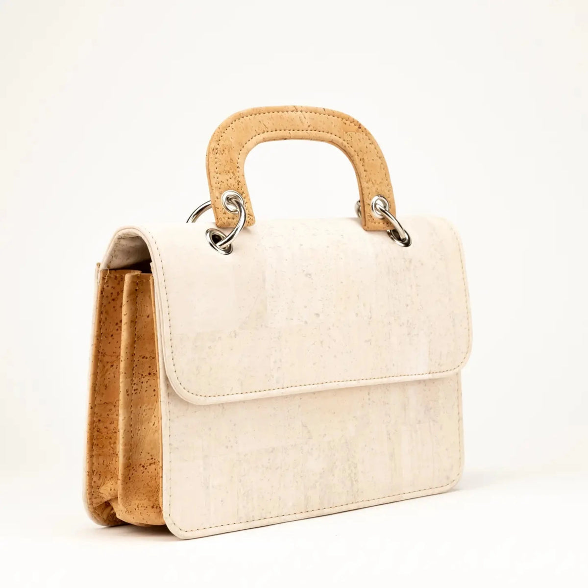  Mit unserer umweltfreundlichen Korktasche setzen Sie auf Nachhaltigkeit. Gefertigt aus hochwertigem Naturkork, ist diese leichte und dennoch robuste Tasche aus Kork der perfekte Begleiter für Ihre täglichen Abenteuer. Dank des geräumigen Innenraums und der stabilen Verarbeitung eignet sie sich ideal für Arbeit, Shopping oder Reisen.