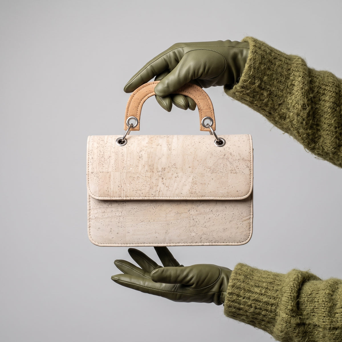 Natürliches Material, 100 % pflanzenbasiertes veganes Textil, PETA-zertifiziert vegan, produziert keine Abfälle bei Gewinnung, Verarbeitung oder Herstellung, recycelbar, wasserdicht, nachhaltig, fleckenresistent, leicht, langlebig, FSC®-zertifizierter Kork.