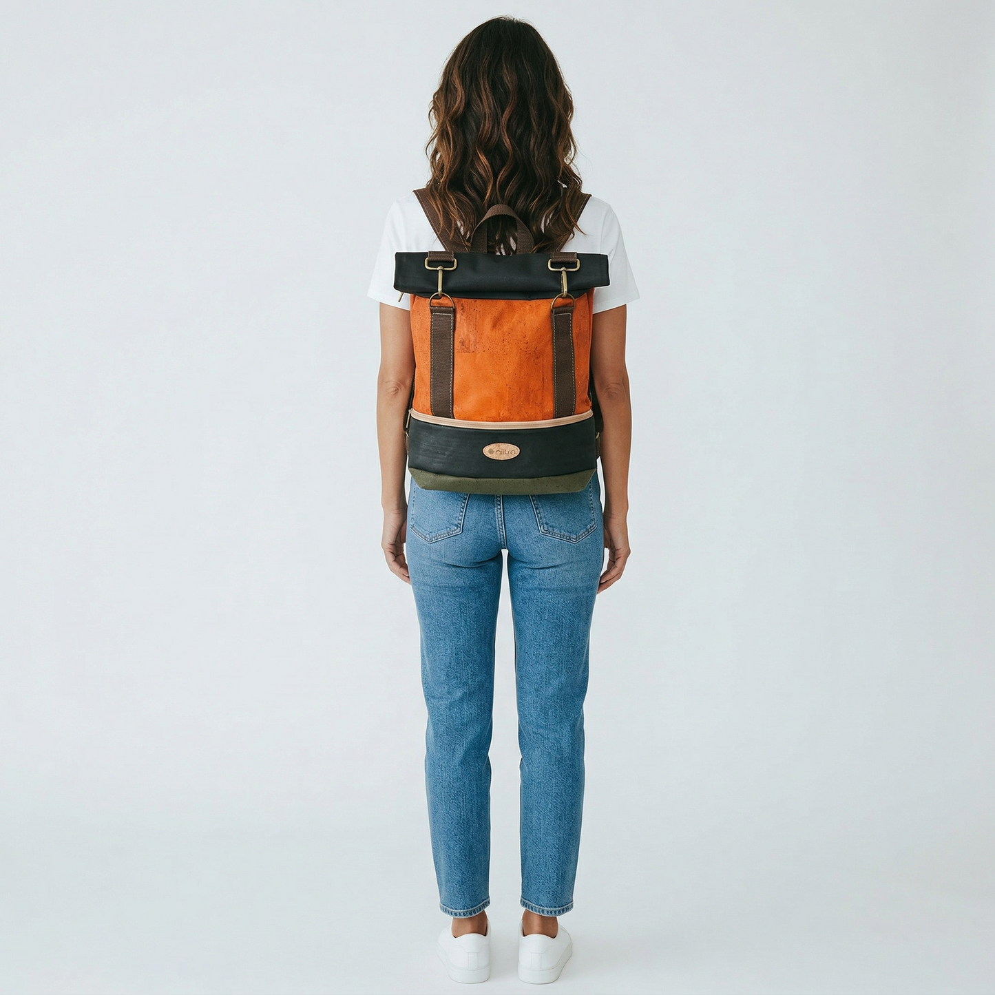  Gefertigt aus veganem Korkleder und umweltfreundlichen Materialien, besticht dieser Kork Rucksack durch seine robuste Konstruktion und zeitlose Ästhetik.