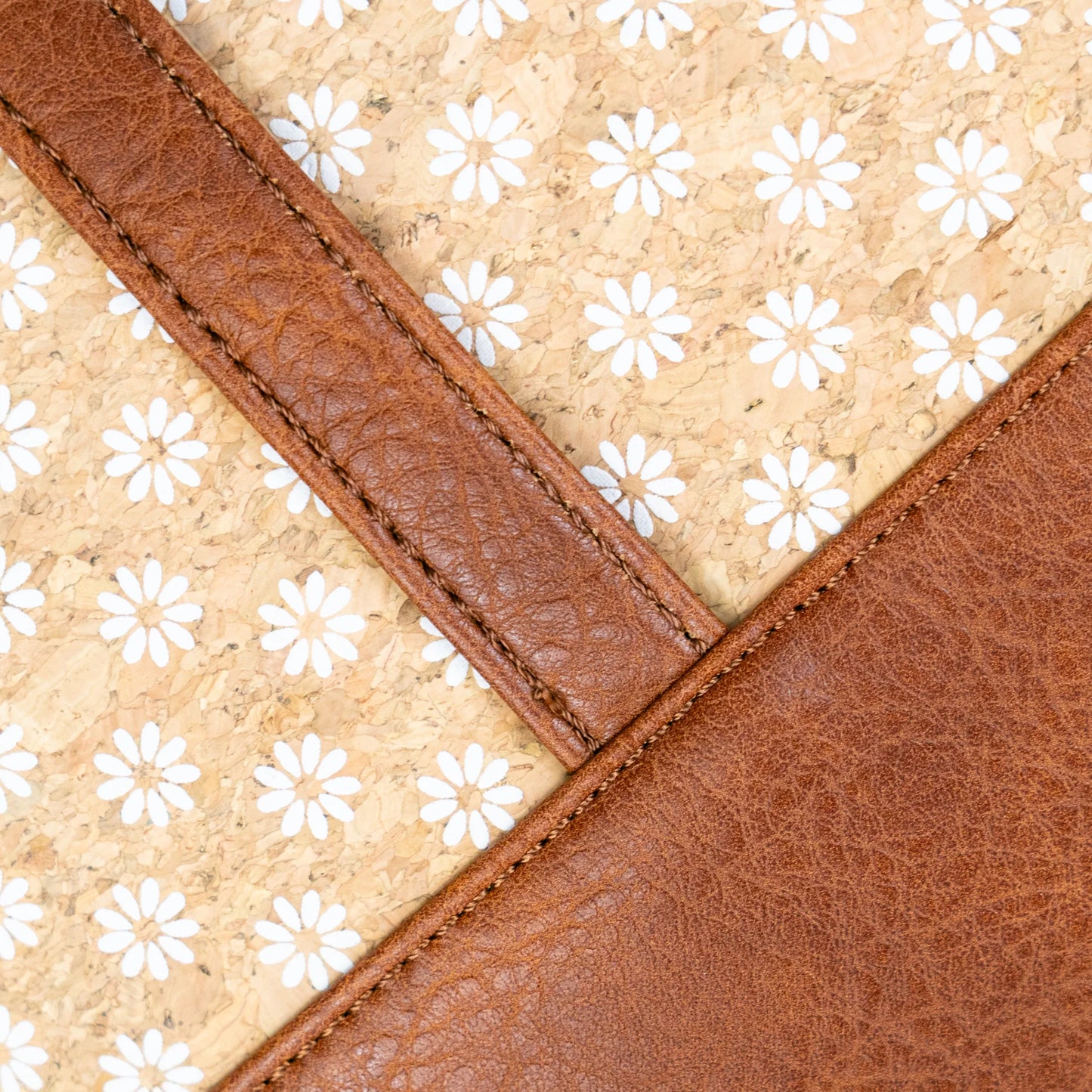 Korktasche mit veganen Lederriemen