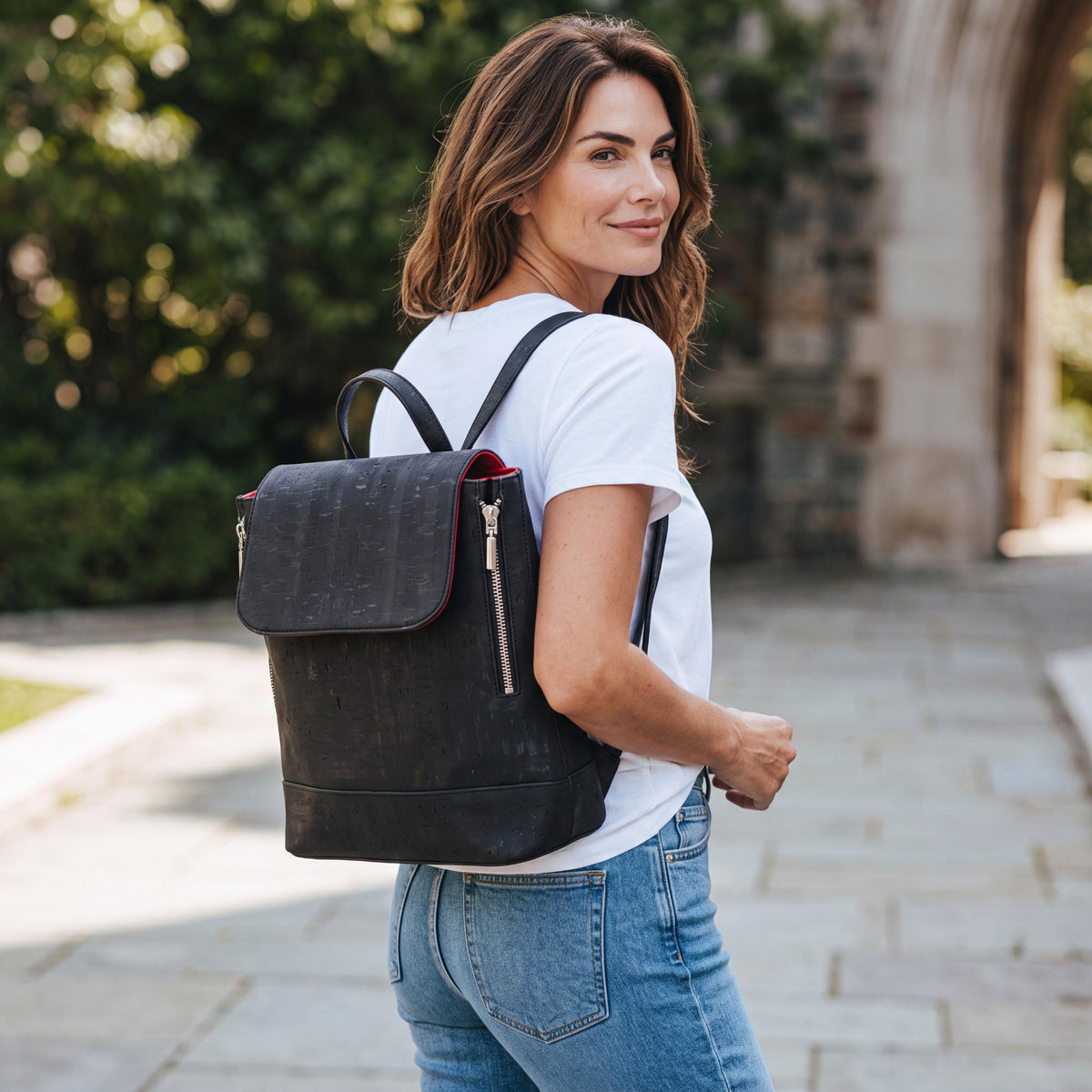 Natürliches Material, 100 % pflanzenbasiertes veganes Textil, von PETA als vegan anerkannt, erzeugt keine Abfälle bei Gewinnung, Verarbeitung oder Herstellung, recycelbar, wasserabweisend, nachhaltig, fleckenresistent, leicht, langlebig, FSC®-zertifizierter Kork.